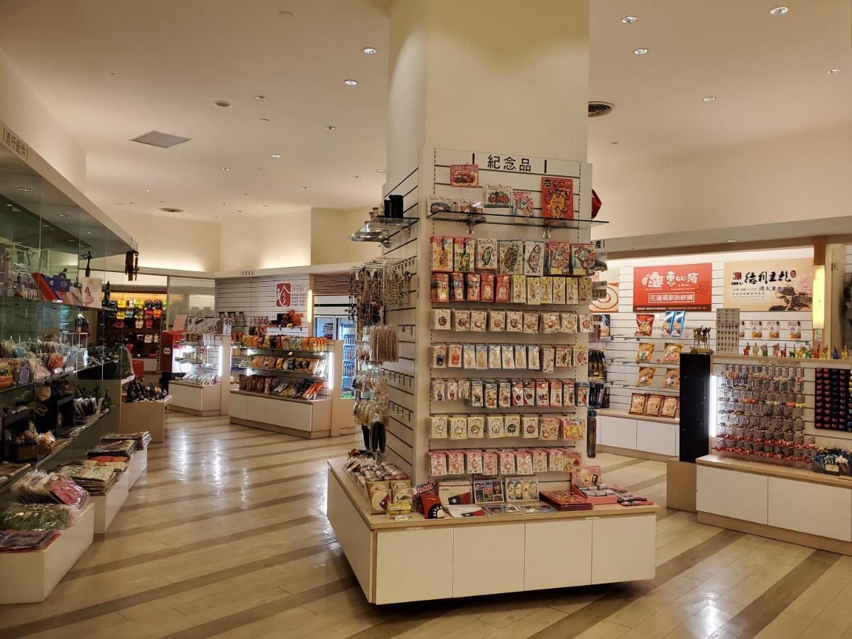 花莲市 美侖大飯店酒店 外观 照片 The interior of a typical duty-free shop at Changi Airport, Singapore