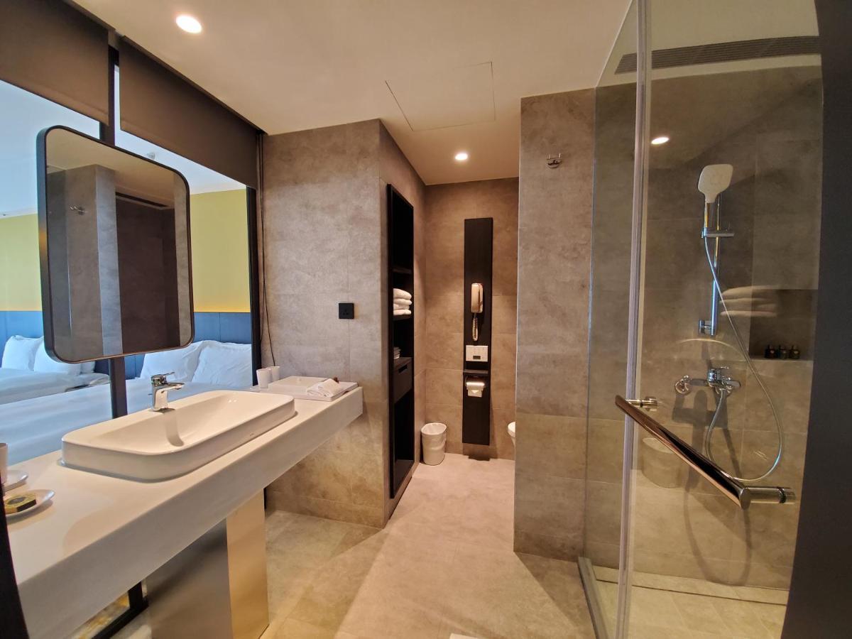 花莲市 美侖大飯店酒店 外观 照片 Bathroom of a suite at the hotel