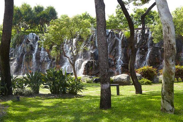 花莲市 美侖大飯店酒店 外观 照片 Waterfall at the zoo