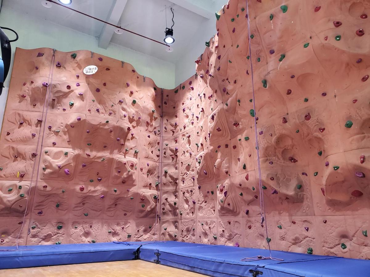 花莲市 美侖大飯店酒店 外观 照片 Climbing wall at the school